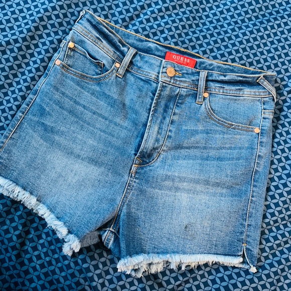 GUESS Shorts ✨ - Picture 1 of 4